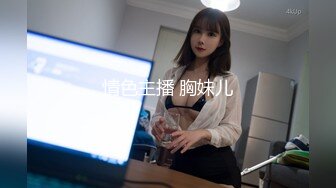 让女友穿上性感道具先打后干，女友很听话，舔完鸡巴就插屁眼女友疼的直叫