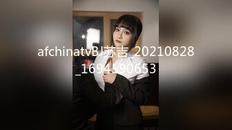 大神尾随偷拍美女裙底 极品美女打卡拍照被前后抄底白色内前面看到一片黑黑的逼毛